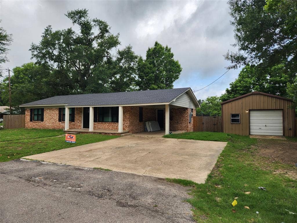 211 Betts Drive, Lindale, TX 75771 211 Betts Drive, Lindale, TX 75771