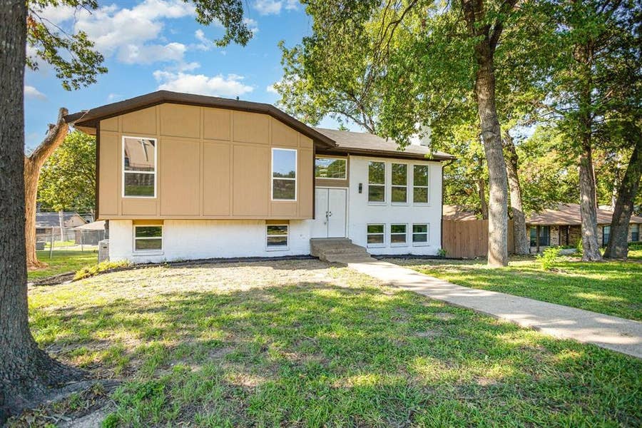 Property photo for 707 W Red Bird Lane, Dallas, TX