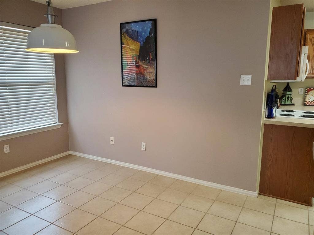 5005 Boxwood Lane, McKinney, TX 75070 Very roomy breakfast area open to kitchen and family room with tiled floor.