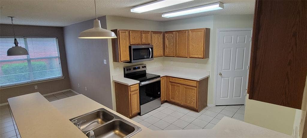5005 Boxwood Lane, McKinney, TX 75070 Tiled floor in Kitchen, breakfast area. Well kept cabinets & appliances. Both microwave and oven have been replaced recently