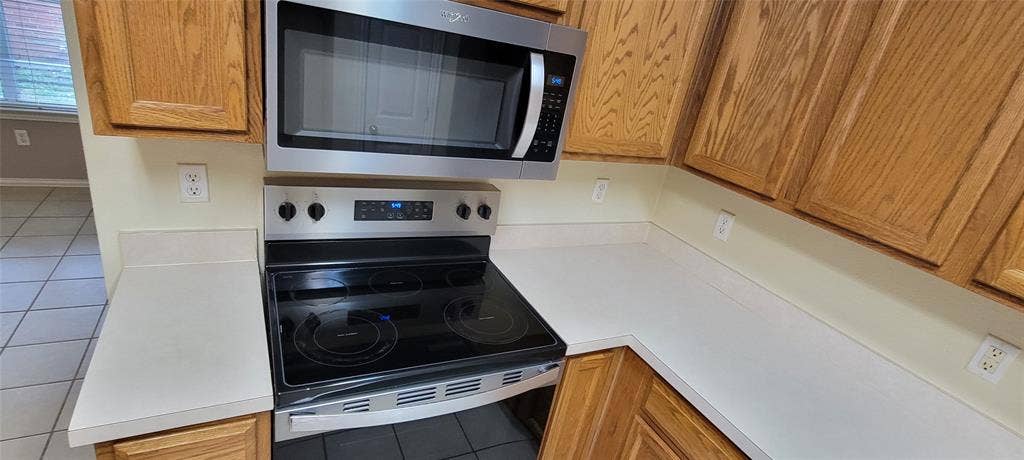 5005 Boxwood Lane, McKinney, TX 75070 Fairly recent stove with glass cooktop and microwave.