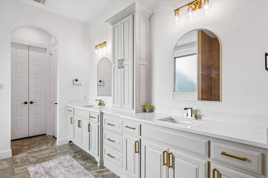 1620 Cattle Drive, Prosper, TX 75078 Updated bathroom with countertops, sinks, tub, shower and lighting!