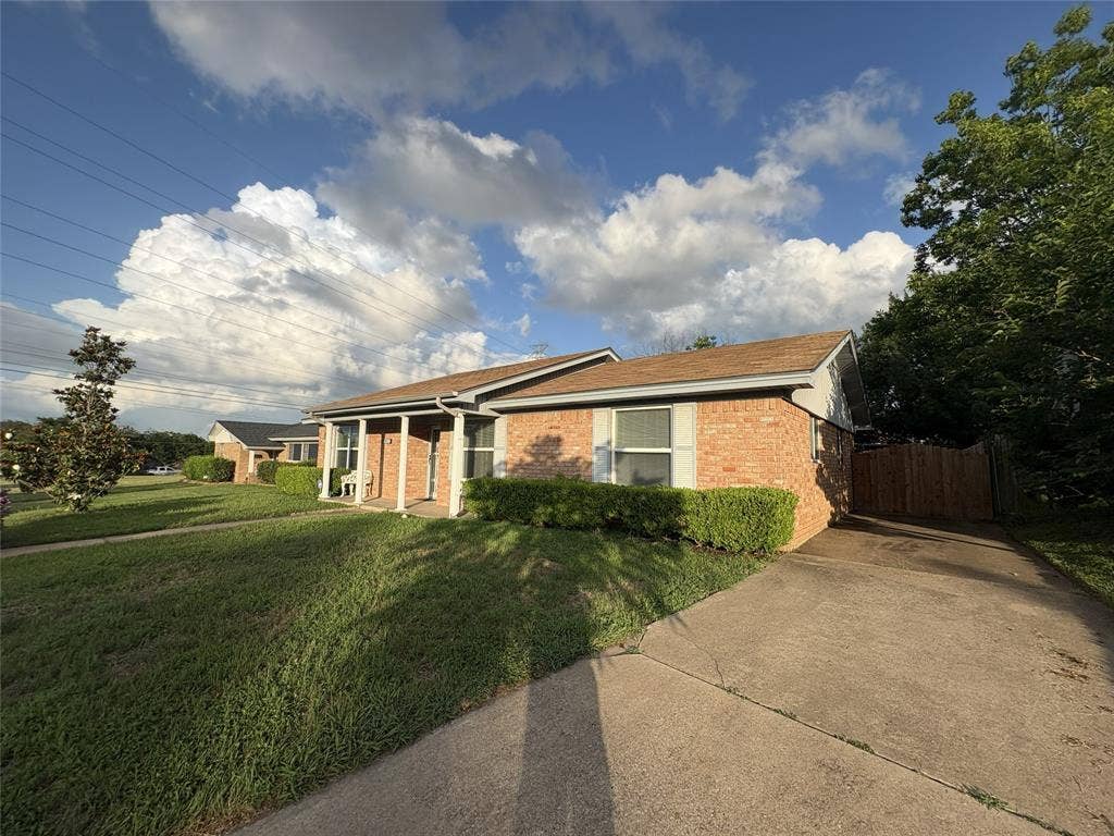 6100 Landmark Drive, Waco, TX 76710 Brick exterior with a covered porch entry