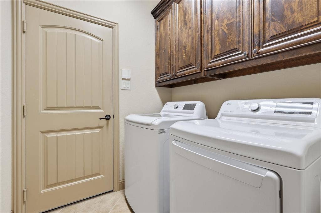 411 Devonshire Drive, Prosper, TX 75078 Washer & dryer to convey!