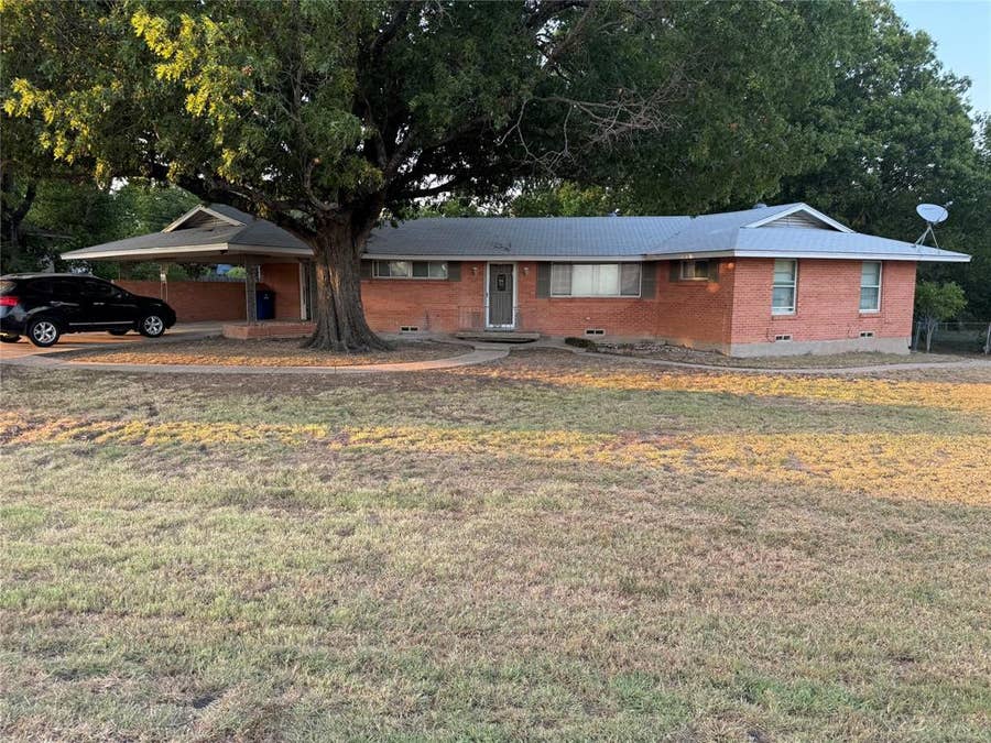Property photo for 1406 Country Club Road, Ennis, TX