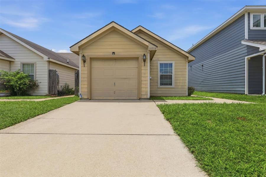 Property photo for 10716 Wild Oak Drive, Fort Worth, TX