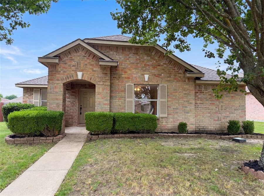 Property photo for 111 Forest Park Lane, Red Oak, TX