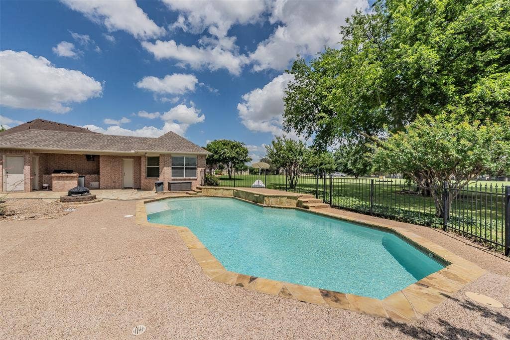 1049 Van Zandt Court, Haslet, TX 76052