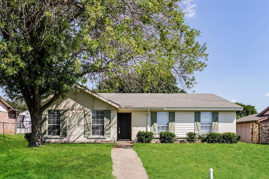 Property photo for 1217 Meadow Creek Drive, Lancaster, TX