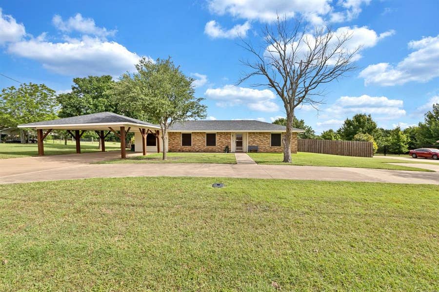 Property photo for 711 Apple Lane, Midlothian, TX
