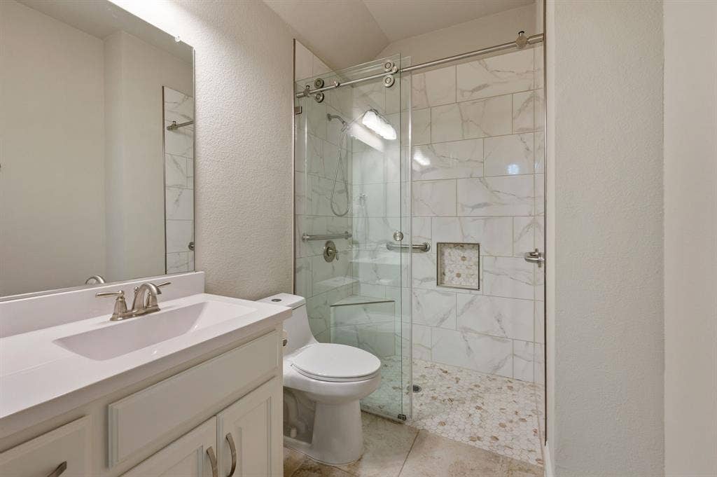 1505 14th Street, Argyle, TX 76226 Accessible Bath