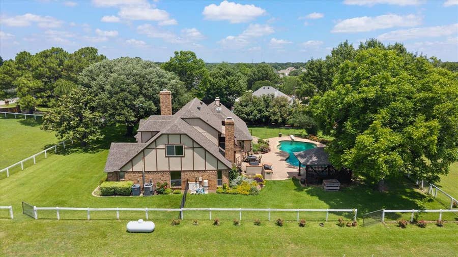 Property photo for 8111 Russell Curry Road, Arlington, TX