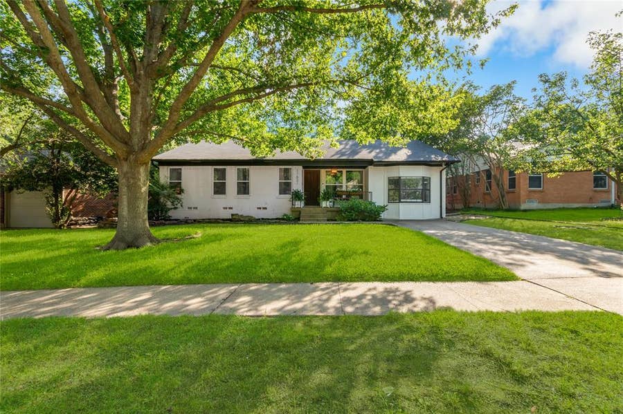 Property photo for 11621 Tuscany Way, Dallas, TX