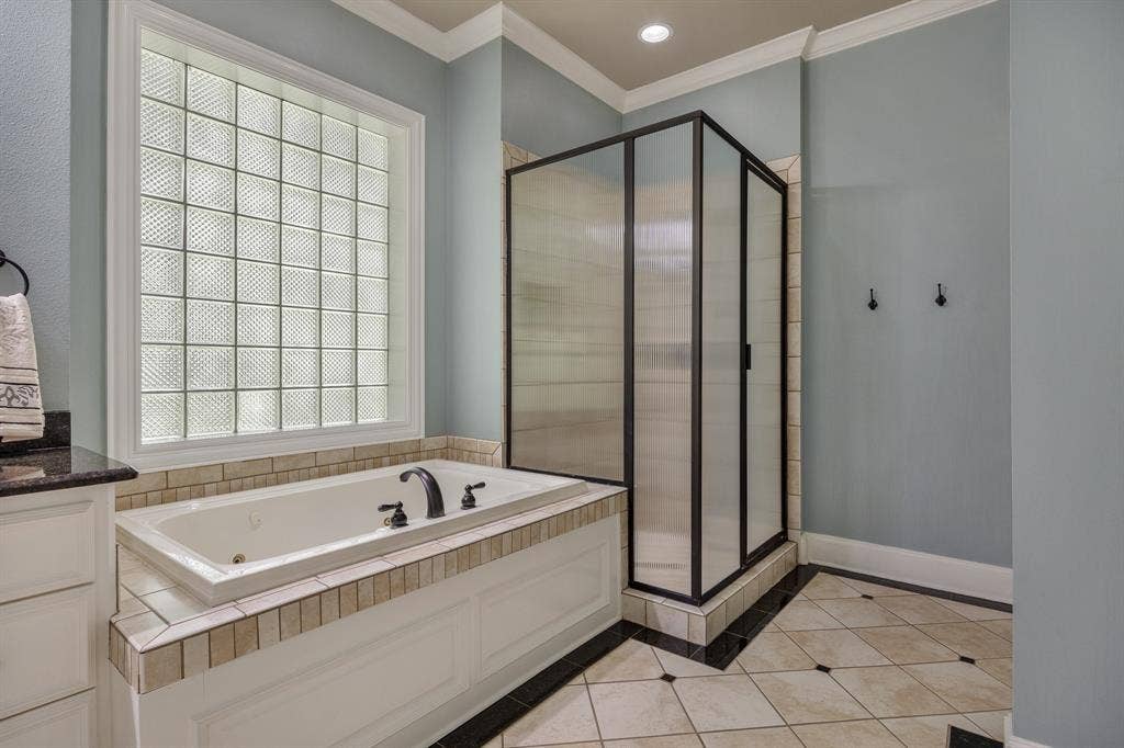 1915 Stonegate Valley Drive, Tyler, TX 75703 Double vanity