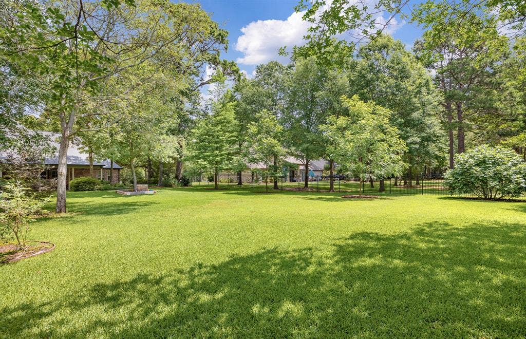 1915 Stonegate Valley Drive, Tyler, TX 75703 Expansive lawn area featuring mature trees and established landscaping
