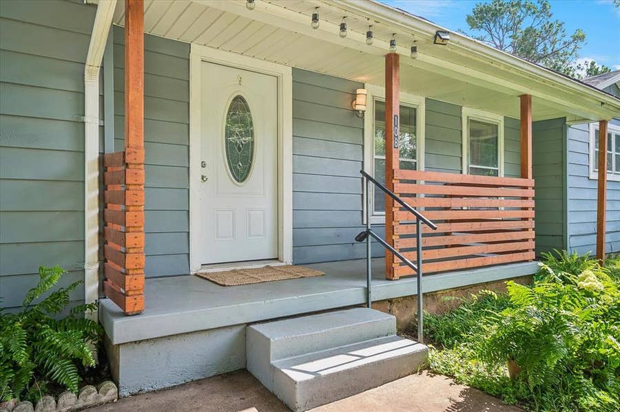 Property photo for 108 Reaves Lane, Hurst, TX