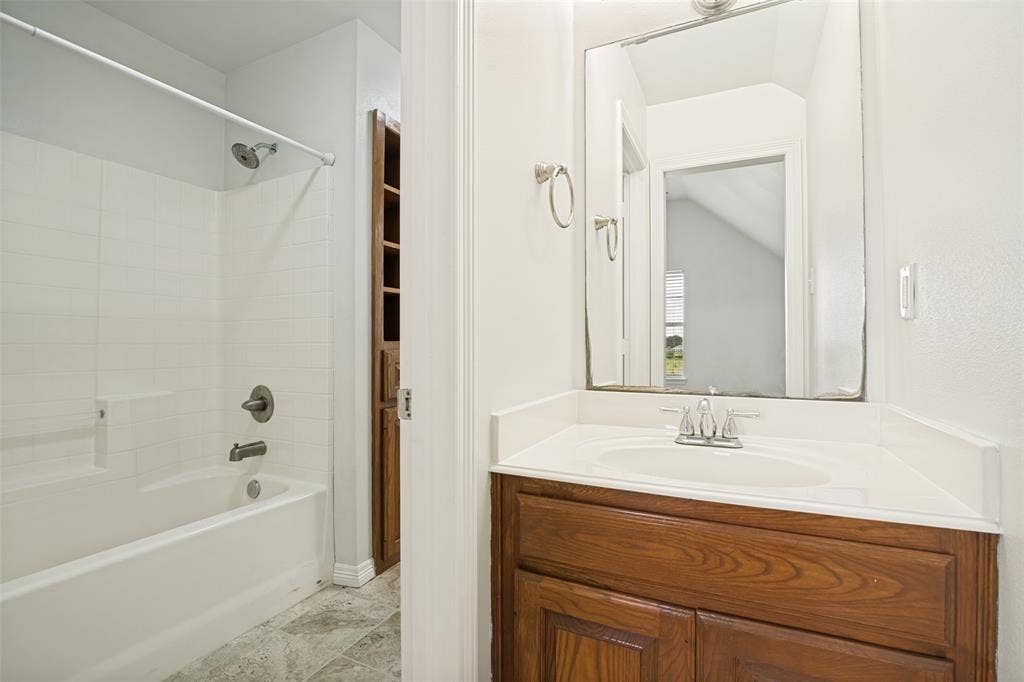 11070 Magic Lane, Forney, TX 75126 Upstairs jack and Jill bath