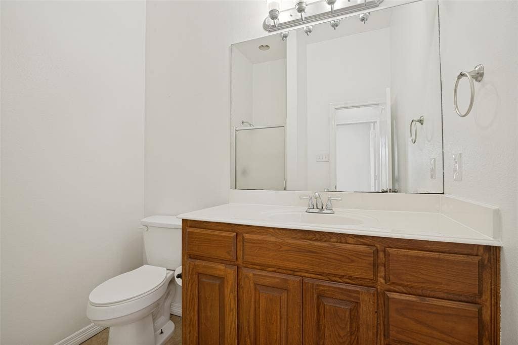 11070 Magic Lane, Forney, TX 75126 Full bath downstairs
