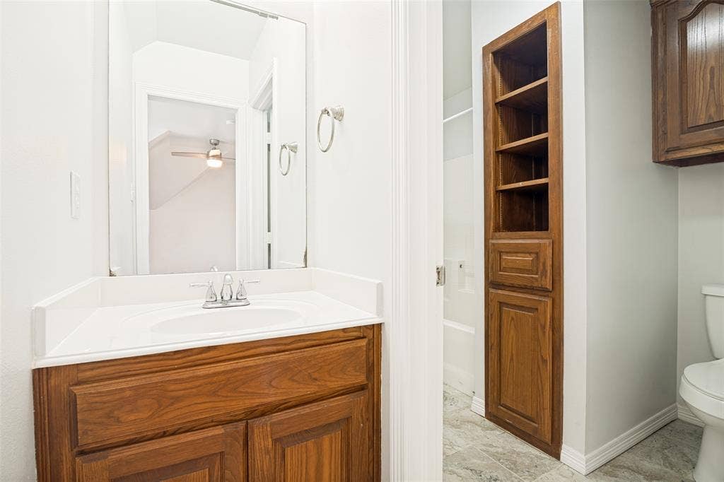 11070 Magic Lane, Forney, TX 75126 Upstairs Jack and Jill bath