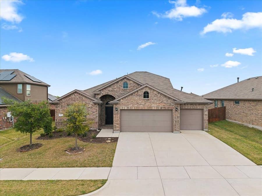 Property photo for 1117 Scotney Lane, Saginaw, TX