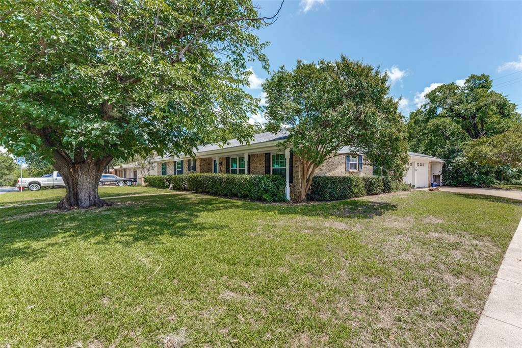 1121 W Redbud Drive, Hurst, TX 76053 Corner lot