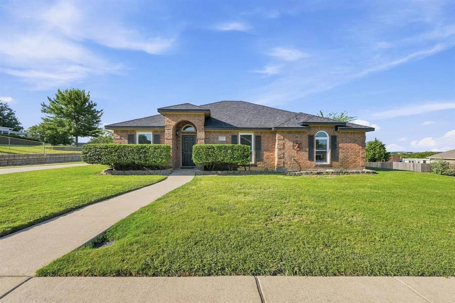 Property photo for 1530 Sunnydale Drive, Midlothian, TX