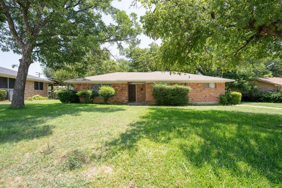 Property photo for 614 N Young Boulevard, DeSoto, TX