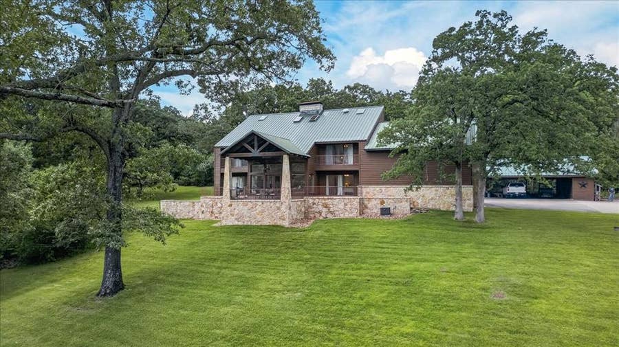 Property photo for 906 Valle Vista Drive, Athens, TX
