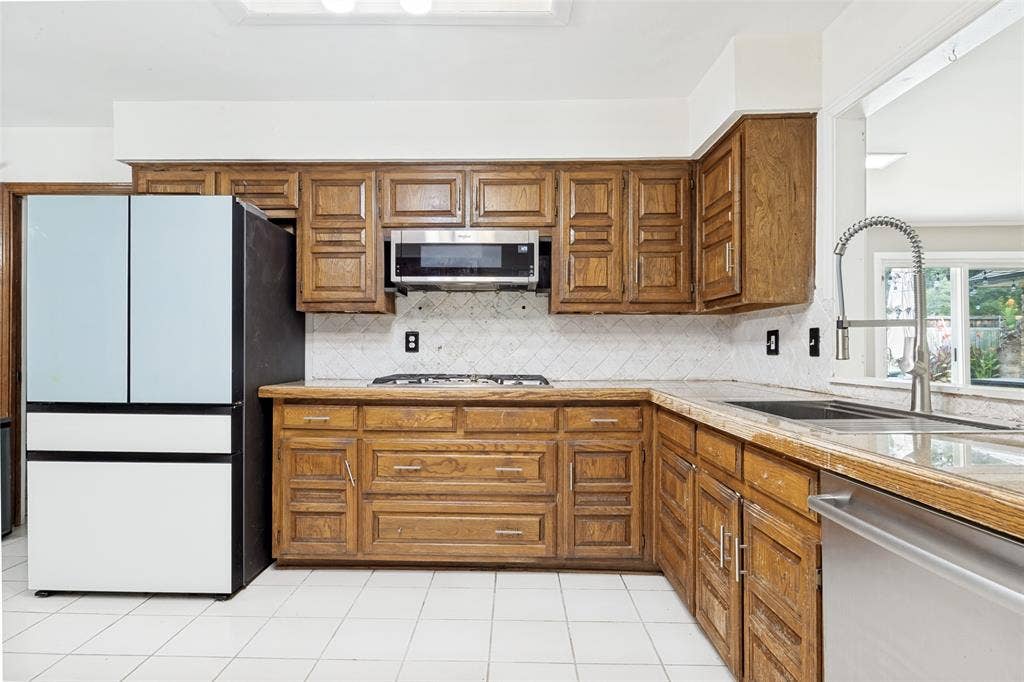3329 Whiffletree Drive, Plano, TX 75023 3329 Whiffletree Drive, Plano, TX 75023