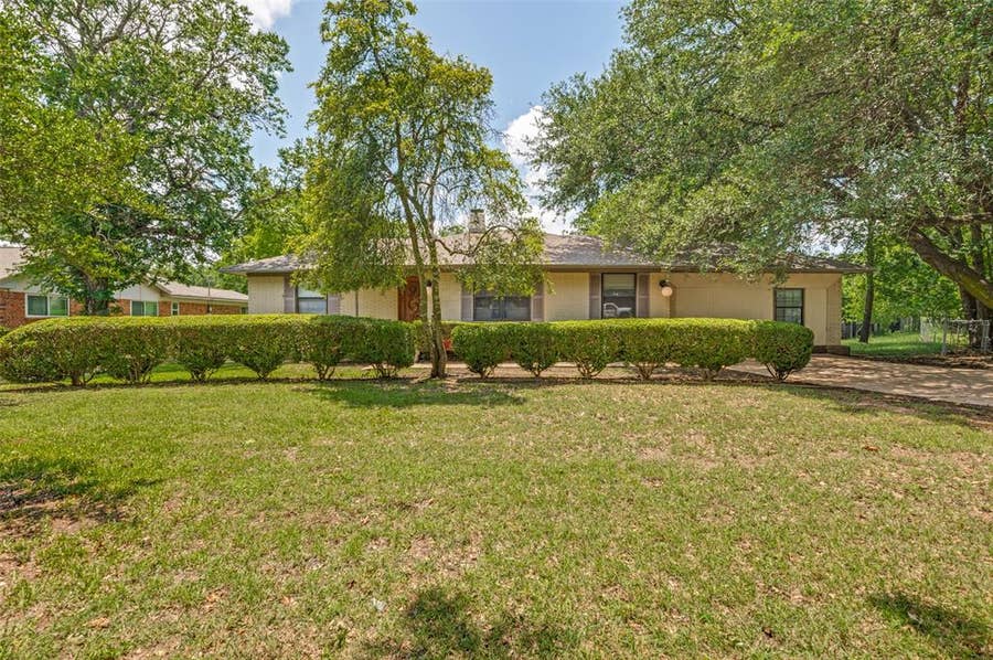 Property photo for 237 Southwood Drive, Lancaster, TX