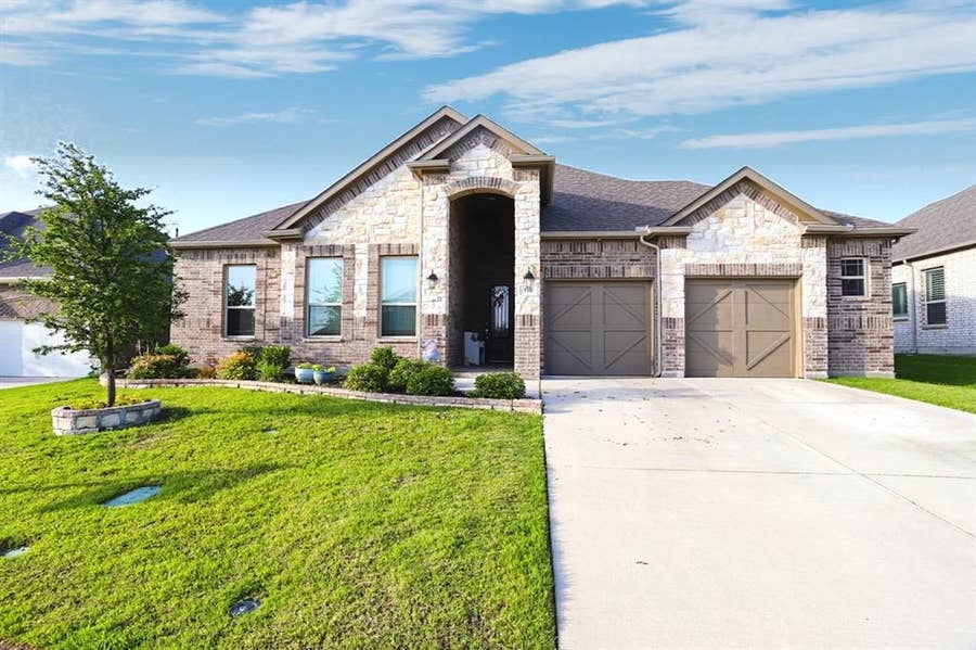 Property photo for 910 Park Vista Drive, Justin, TX