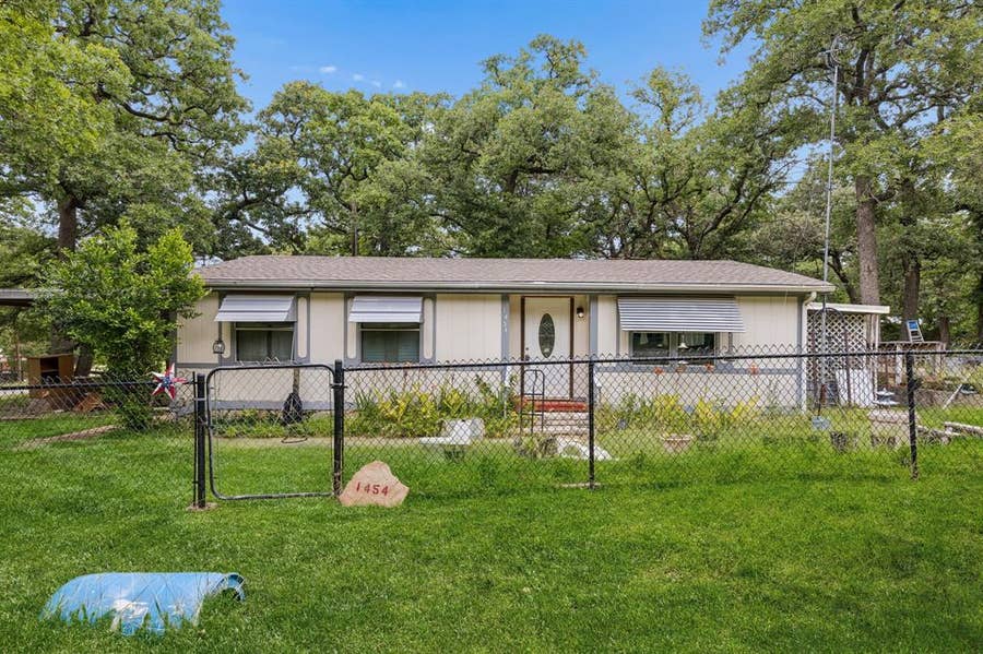 Property photo for 1454 Forrest Trail, Azle, TX