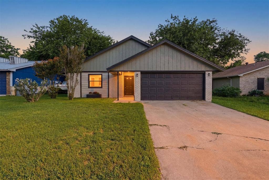 1727 W Doyle Street, Granbury, TX 76048 1727 W Doyle Street, Granbury, TX 76048
