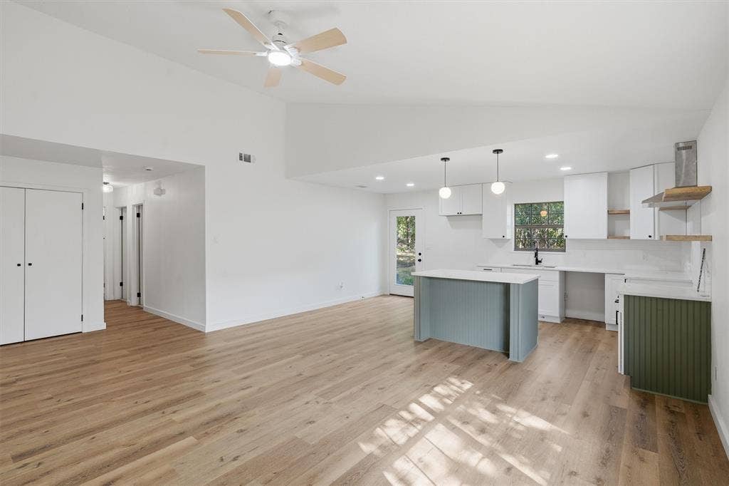 1727 W Doyle Street, Granbury, TX 76048 1727 W Doyle Street, Granbury, TX 76048