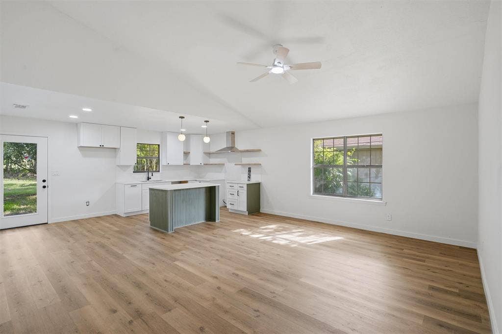 1727 W Doyle Street, Granbury, TX 76048 1727 W Doyle Street, Granbury, TX 76048