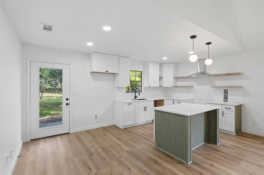 1727 W Doyle Street, Granbury, TX 76048 1727 W Doyle Street, Granbury, TX 76048