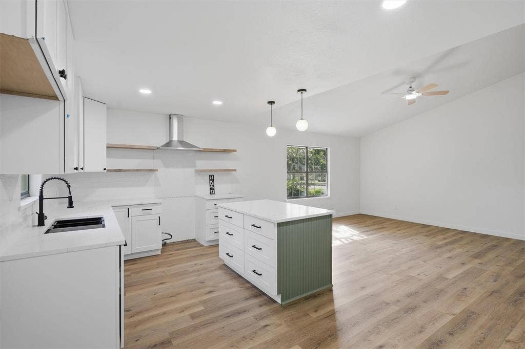 1727 W Doyle Street, Granbury, TX 76048 1727 W Doyle Street, Granbury, TX 76048