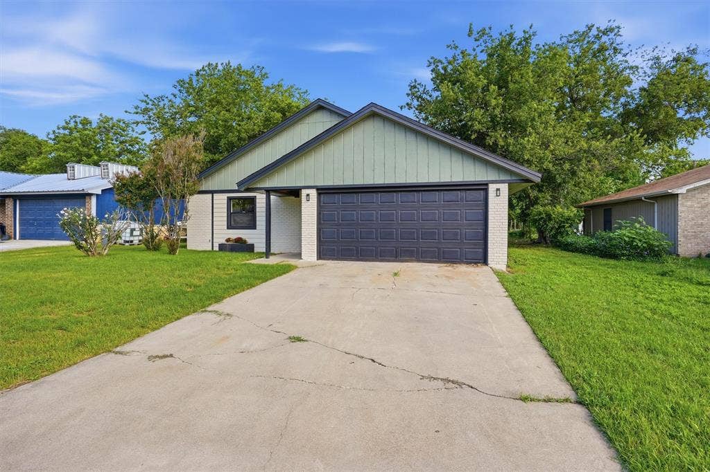 1727 W Doyle Street, Granbury, TX 76048 1727 W Doyle Street, Granbury, TX 76048