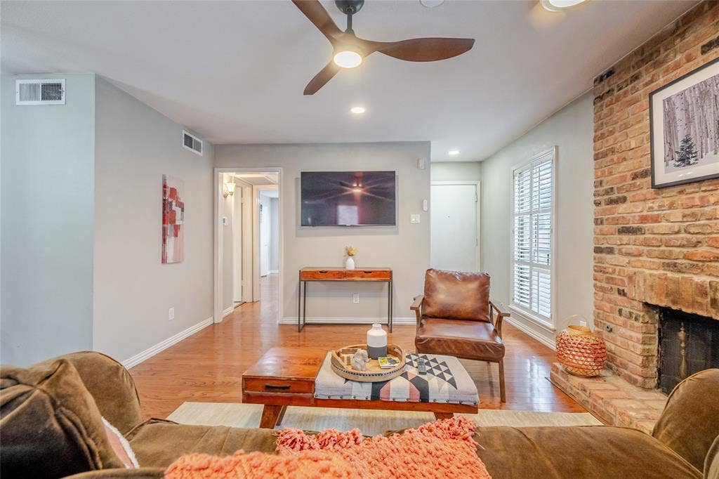 15221 Berry Trail, #1201, Dallas, TX 75248 Living room