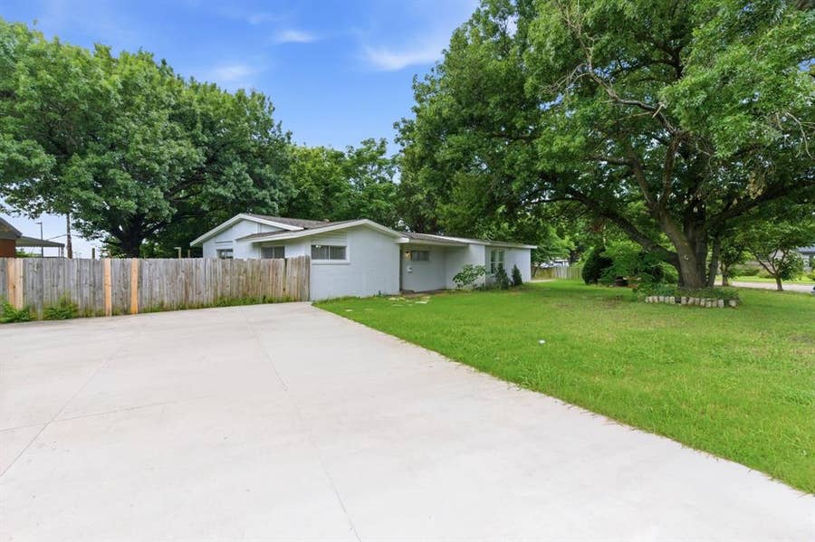 Property photo for 2204 Dunloe Avenue, Dallas, TX