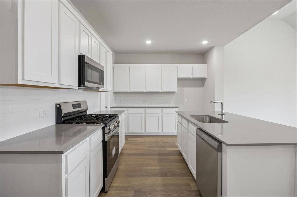 489 Hundred Acre Drive, Waxahachie, TX 75165 Kitchen in the Masters home plan by Trophy Signature Homes – REPRESENTATIVE PHOTO
