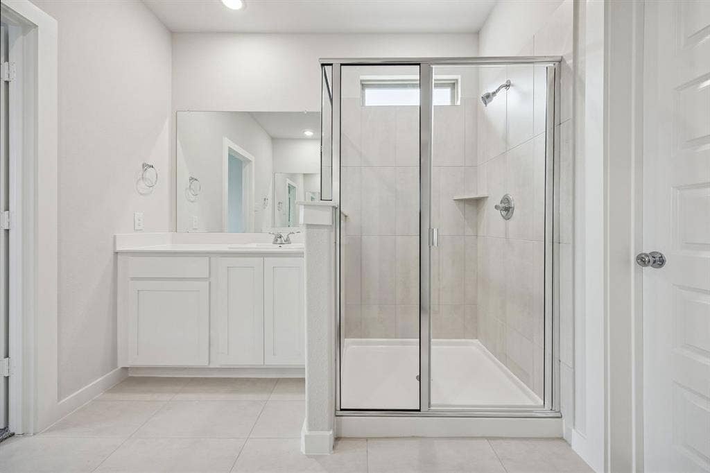489 Hundred Acre Drive, Waxahachie, TX 75165 Primary Bathroom in the Masters home plan by Trophy Signature Homes – REPRESENTATIVE PHOTO