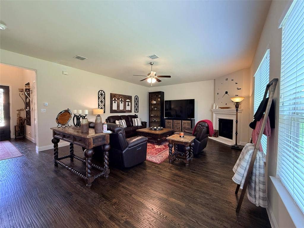 7310 Venice Drive, #4, Grand Prairie, TX 75054 Gorgeous living room