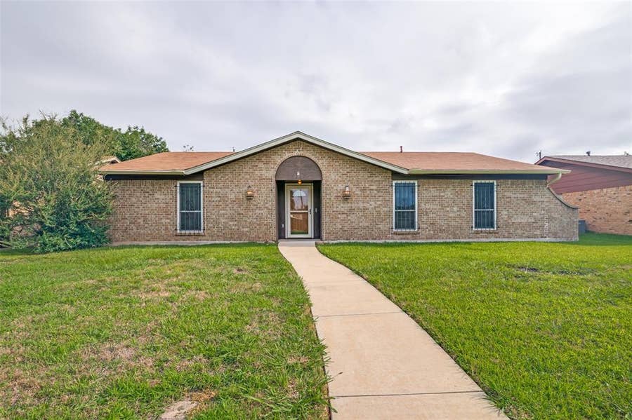 Property photo for 527 Dinalynn Street, Mesquite, TX