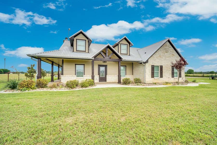 Property photo for 61 Rockett Lane, Pecan Hill, TX
