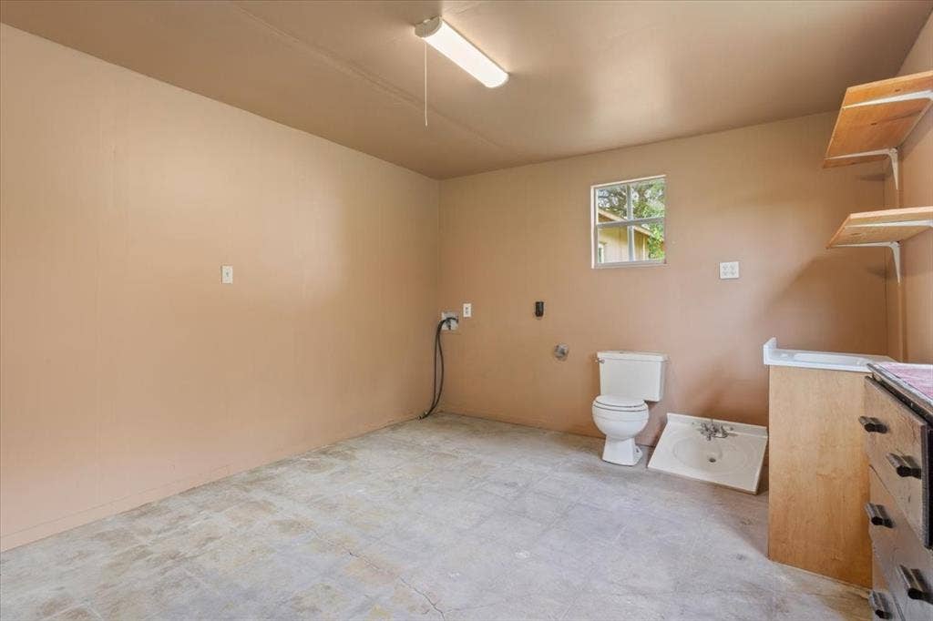 1084 Speegle Road, Woodway, TX 76712 Shed with Washer Dryer hookups