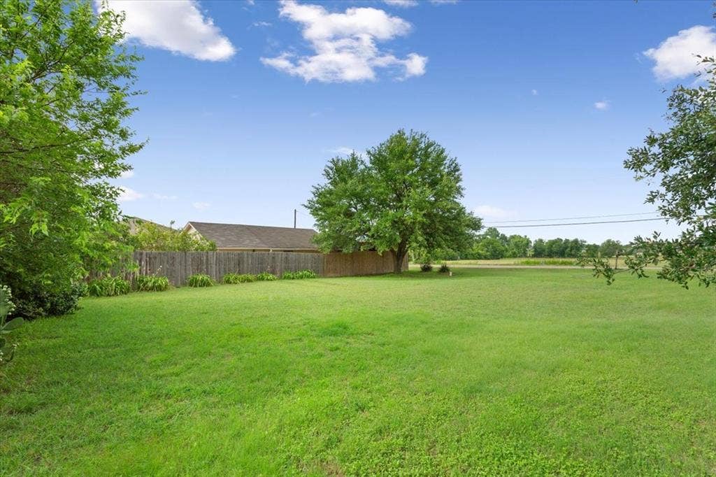 1084 Speegle Road, Woodway, TX 76712 East Side Yard