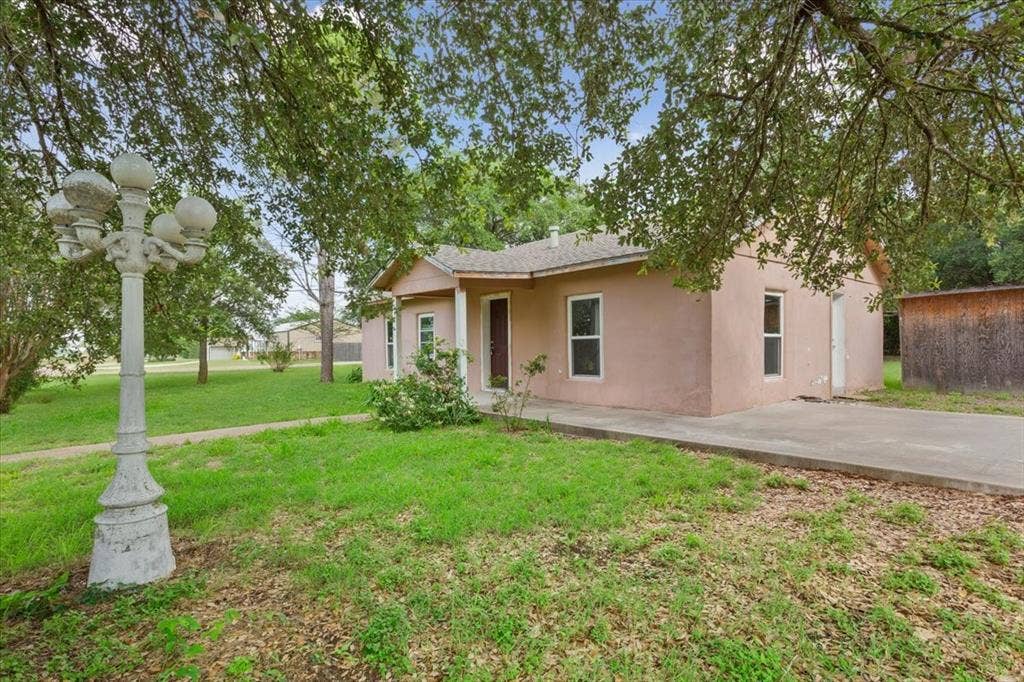 1084 Speegle Road, Woodway, TX 76712 Parking View