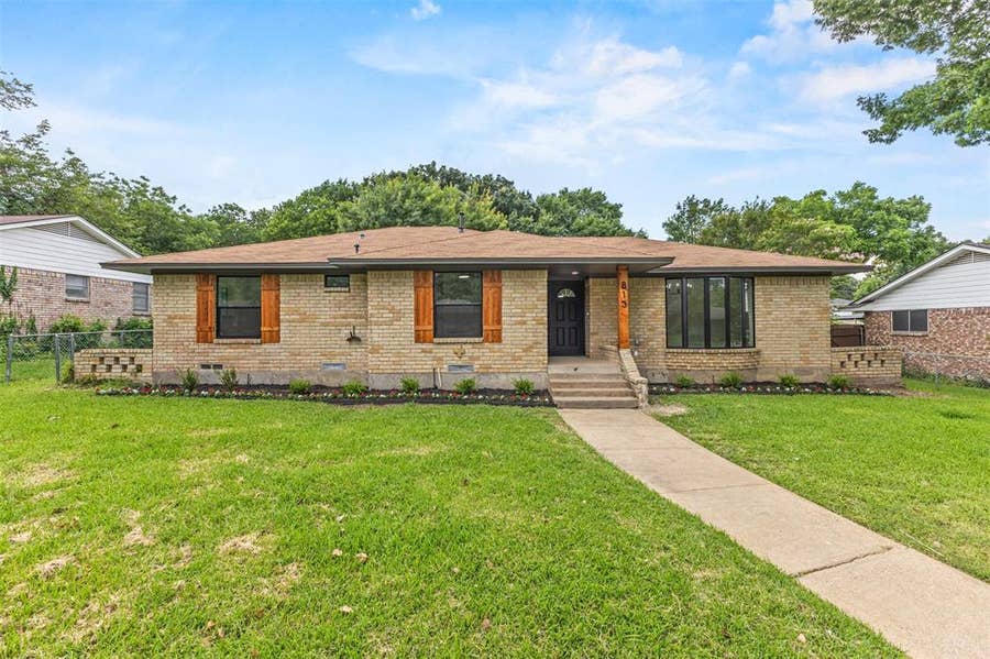 Property photo for 813 Misty Glen Drive, DeSoto, TX
