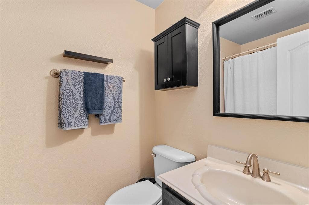 1100 Durango Circle, Shady Shores, TX 76208 Bedroom 2 Full Bath
